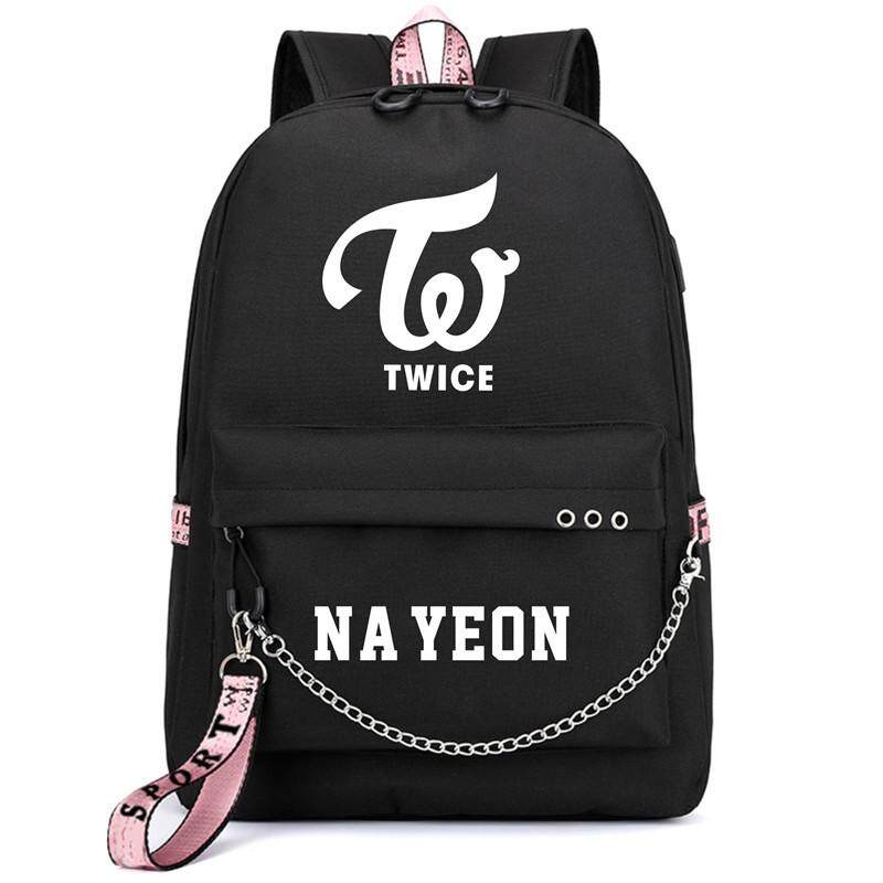 PT-B018 KPOP สองครั้งเครื่องชาร์จ USB เป้สะพายหลังไปโรงเรียนพร้อมตัวอุดรูหูฟัง CHAEYOUNG DAHYUN JIHYO JUNGYEON MINA MOMO NAYEON SANA TZUYU K - Pop เกาหลีนักเรียนกลางแจ้ง Camping Mountain กระเป๋าสะพายสำหรับทั้งชายหญิง