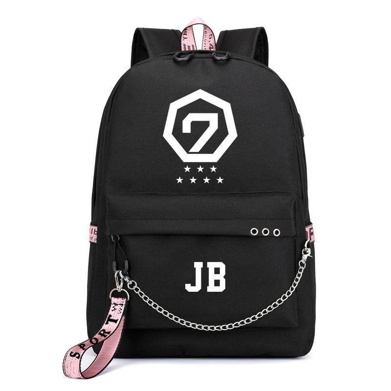 PT-B017 GOT7 KPOP เครื่องชาร์จ USB เป้สะพายหลังไปโรงเรียนพร้อมตัวอุดรูหูฟัง BAMBAM JACKSON JB บัตร JINYOUNG MARK YOUNGJAE YUGYEOM K - Pop เกาหลีนักเรียนกลางแจ้ง camping Mountain กระเป๋าสะพายสำหรับทั้งชายหญิง