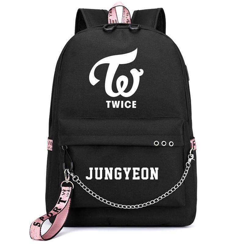 PT-B018 KPOP สองครั้งเครื่องชาร์จ USB เป้สะพายหลังไปโรงเรียนพร้อมตัวอุดรูหูฟัง CHAEYOUNG DAHYUN JIHYO JUNGYEON MINA MOMO NAYEON SANA TZUYU K - Pop เกาหลีนักเรียนกลางแจ้ง Camping Mountain กระเป๋าสะพายสำหรับทั้งชายหญิง