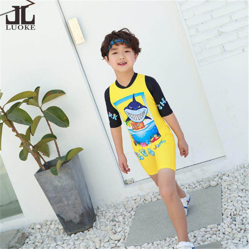 Luoke สีเหลืองชุดว่ายน้ำเด็กการ์ตูน SHARK One ชิ้นครึ่งแขนเสื้อและกางเกงขาสั้นชุดว่ายน้ำกันแดดสำหรับชาย Luoke สีเหลืองชุดว่ายน้ำเด็กการ์ตูน SHARK One ชิ้นครึ่งแขนเสื้อและกางเกงขาสั้นชุดว่ายน้ำกันแดดสำหรับชาย