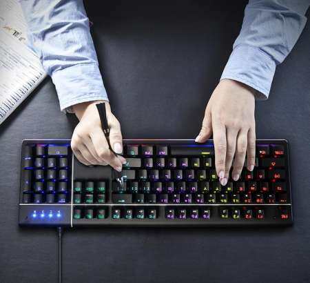 SARKI Mechanical คีย์บอร์ดเล่นเกม LED สายรุ้ง backlit SARKI Mechanical คีย์บอร์ดเล่นเกม LED สายรุ้ง backlit