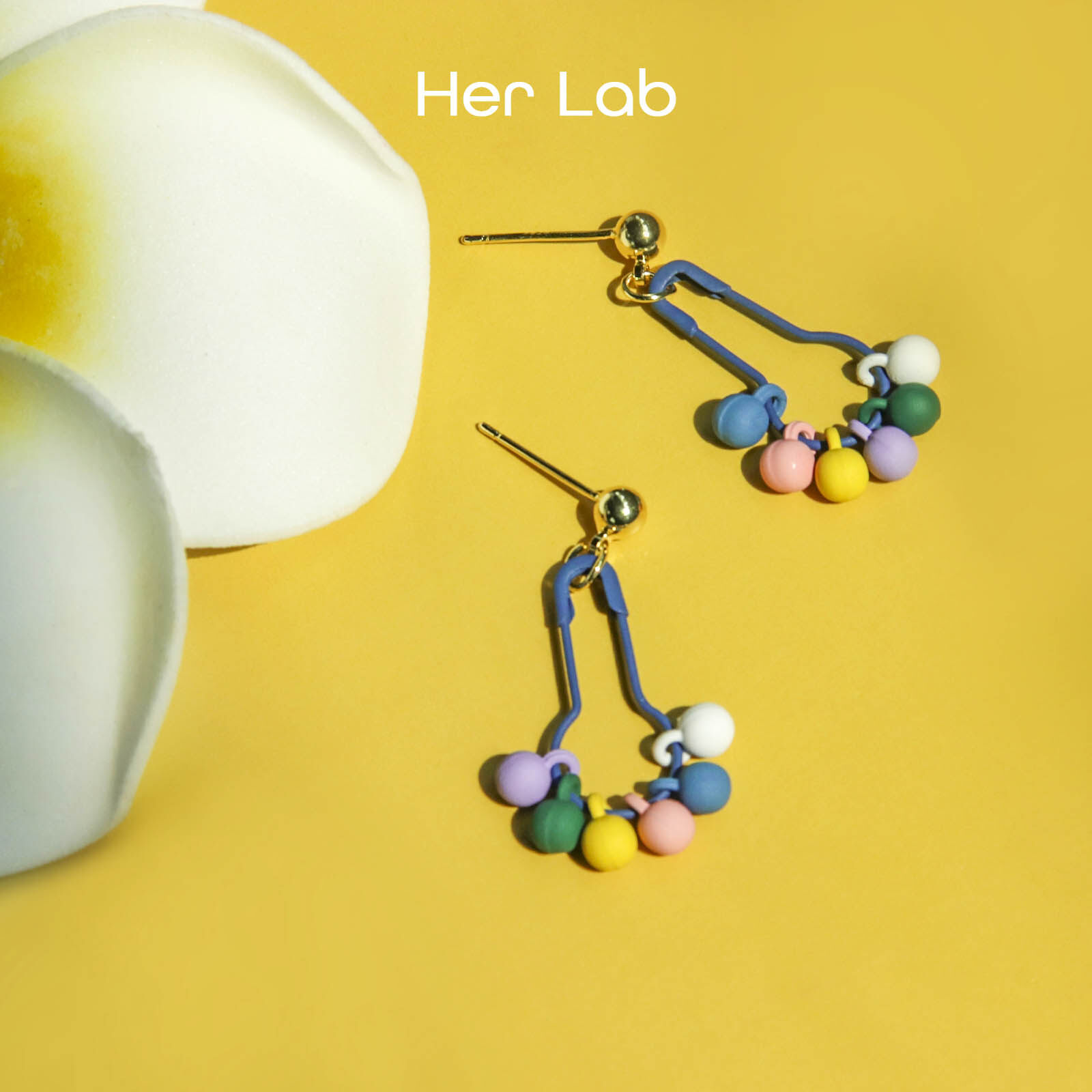 Her Lab Jewelry | Vintage Simple Wooden Geometric Round Hollow Earrings White Statement Drop Earrings for Women, Acrylic Earrings, Gold Plated Pendants for Women, Trait Ceramic Earrings