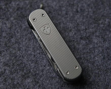Victorinox TiKeeper Rouge - Couteau Multifonctions Rare - Pile Neuve - Collection