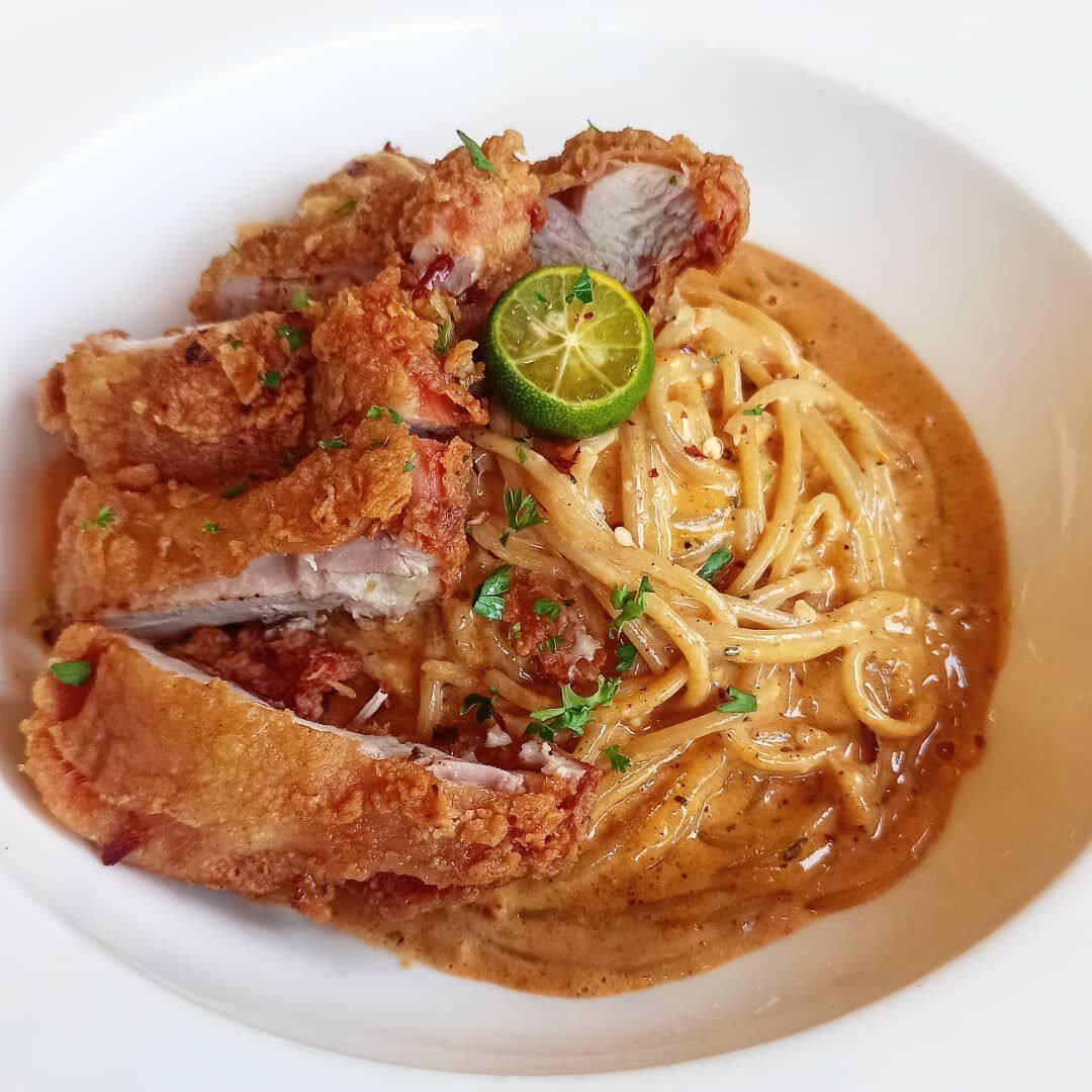 Spaghetti Creamy Tomyam with Sliced Crispy Chicken. Lazada