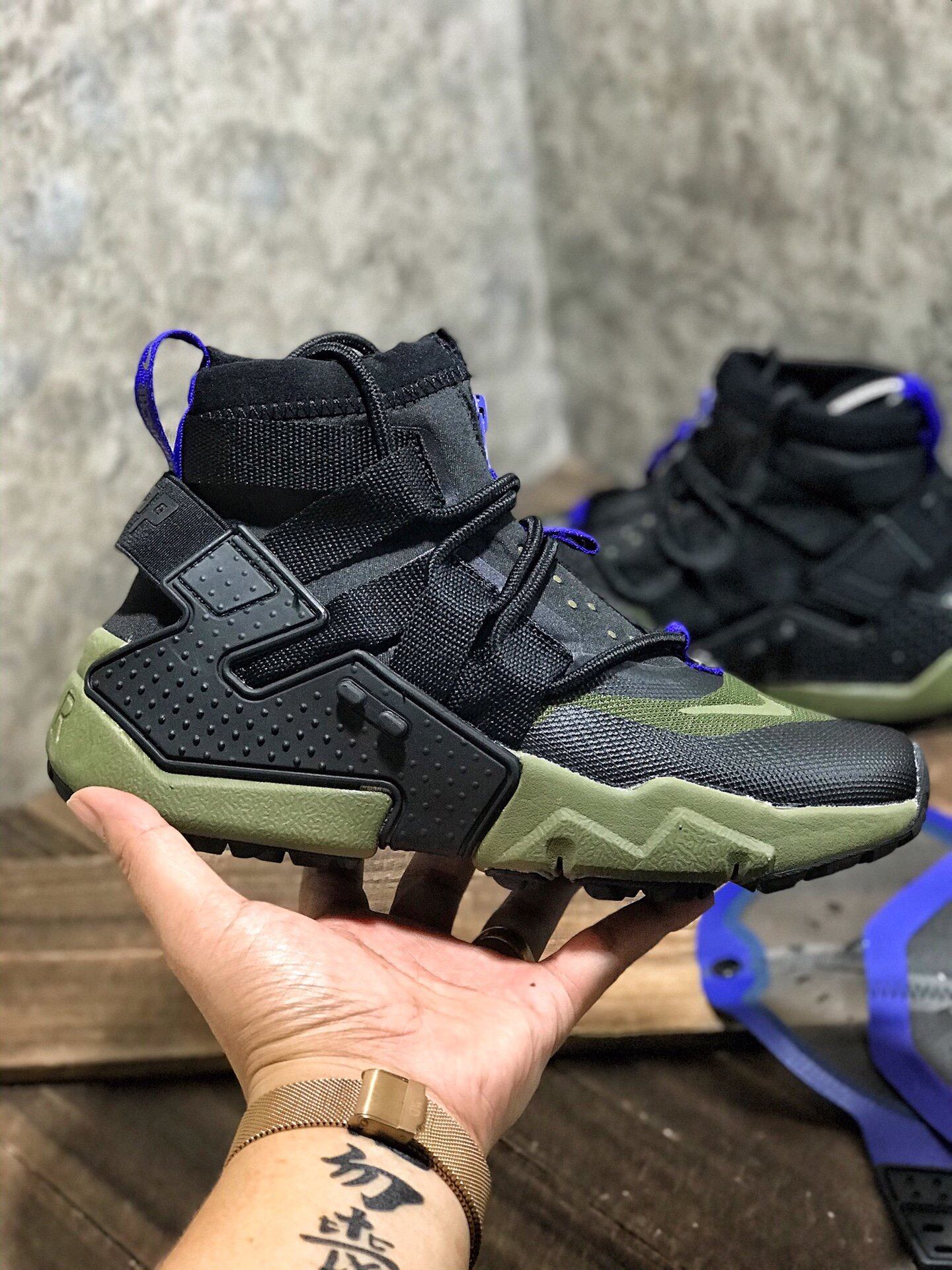 red high top huaraches