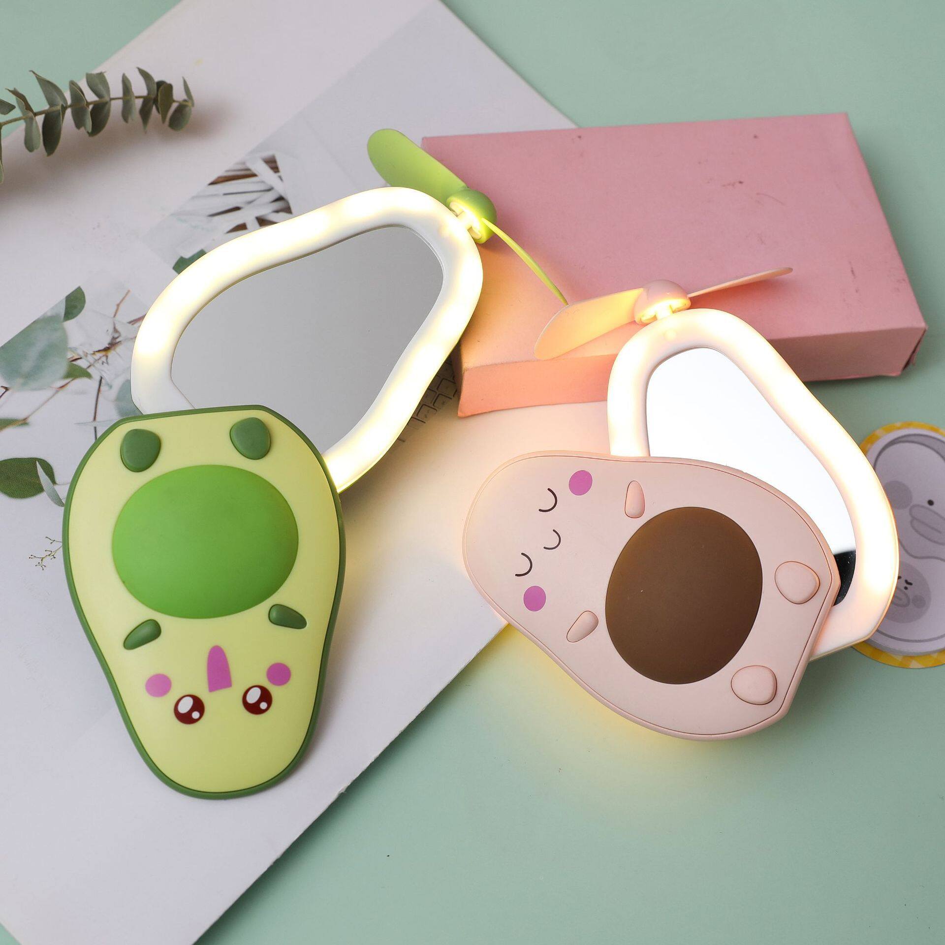 >> SO SÁNH GIÁ QUẠT TÍCH ĐIỆN MINI HÌNH THÚ DỄ THƯƠNG CÓ ĐÈN LED VÀ GƯƠNG SOI (MẪU NGẪU NHIÊN) | Shopee Lazada Sendo Tiki | Nên mua ở đâu rẻ nhất 44 Quạt Và Gương Trang Điểm Có Đèn LED Đa Năng Mini, Quạt Cầm Tay Sạc USB Tiện Dụng Hình Quả Bơ Dễ Thương Tích Hợp 2 Trong 1