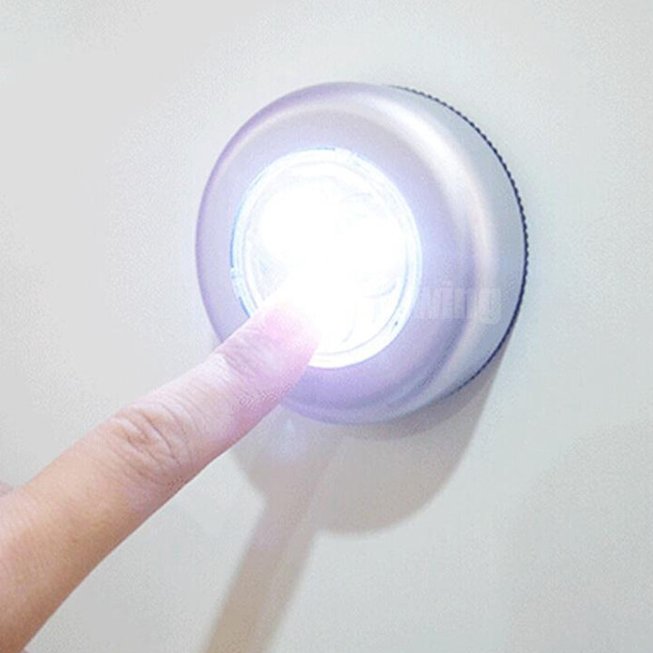 Đèn 3 bóng dán tường