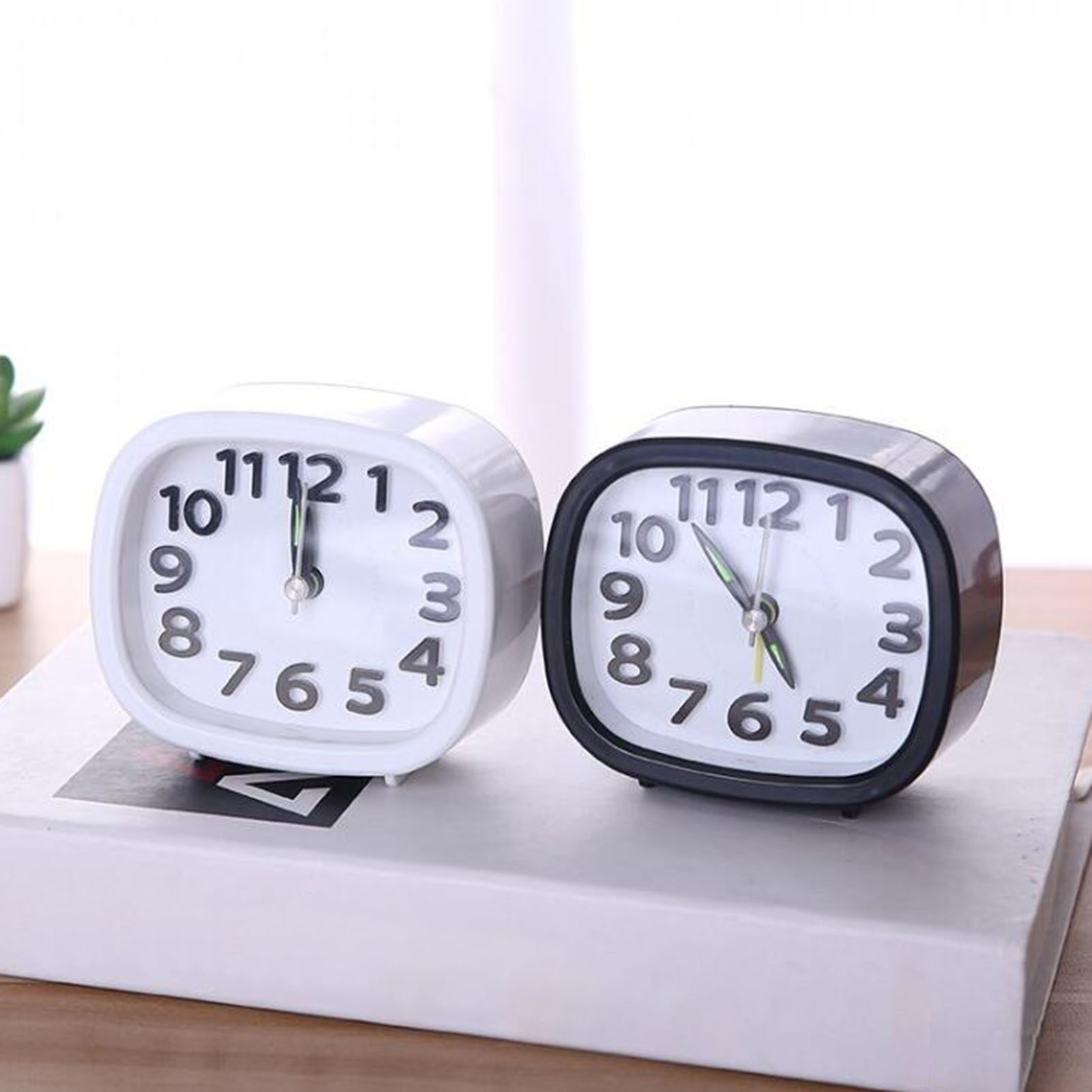 Sanwood® Table Clock Low Noise Multi-functional Round Small Bedside Analog Alarm Clock for Daily Use Modern Alarm Clock