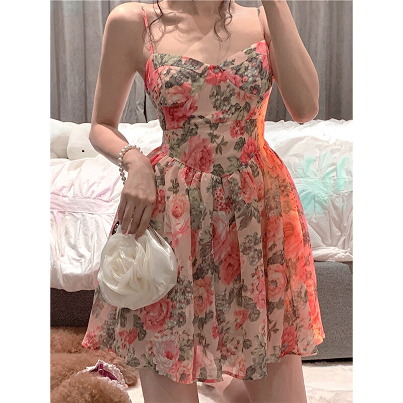 Váy in hoa lãng mạn cổ chữ V với váy chữ A eo cao có dây