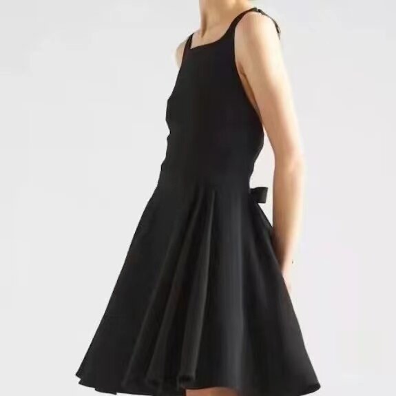 ชุด Prada 22SS สามเหลี่ยมข้าม Suspenders เปลือยผู้หญิงอารมณ์เซ็กซี่