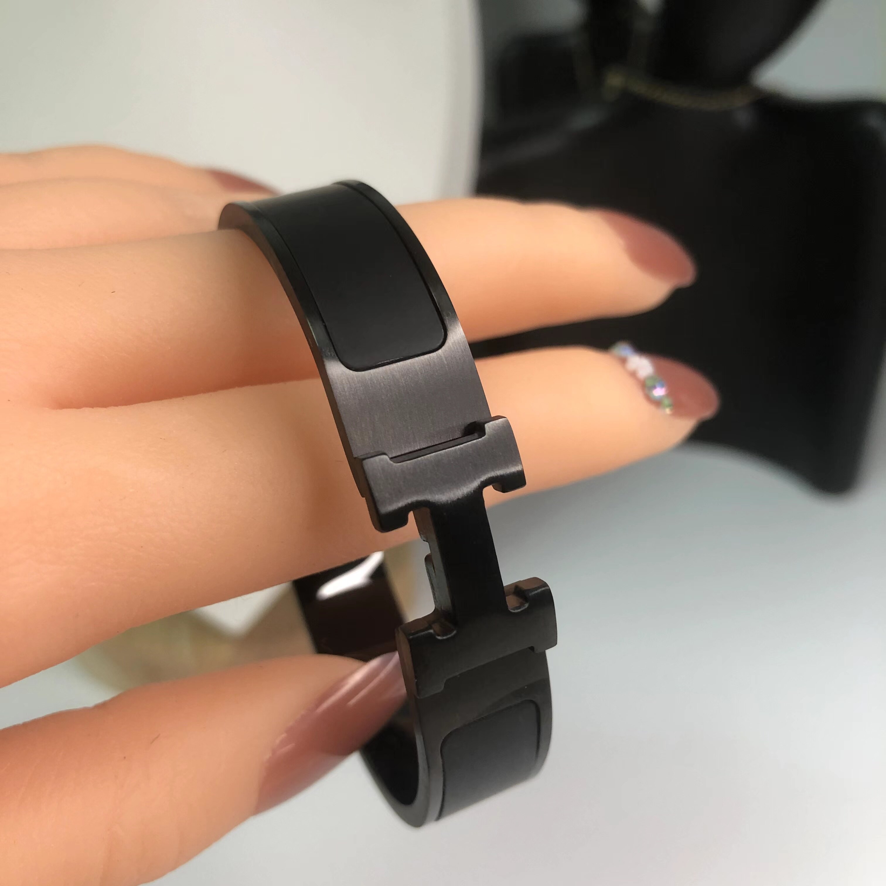 LIGHT & Z Mờ men đen vòng tay H gia đình đen chiến binh màu đen sáng bóng vòng tay nam nữ cặp đôi vòng tay phụ kiện