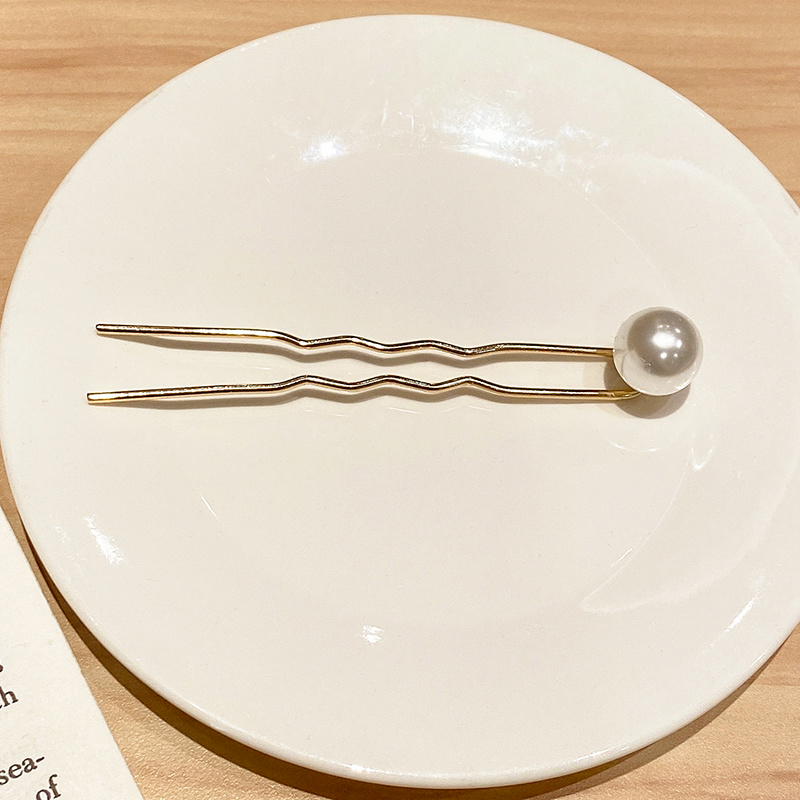 U-Shaped Hairpin With Pearls