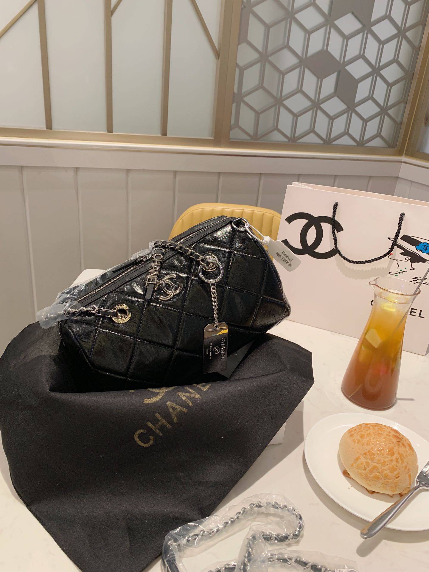 ChanelsPillow Bag Shoulder Crossbody Original Custom Quality The overall effect is awesome Unique and original Original hardware logo High quality Size 27 16