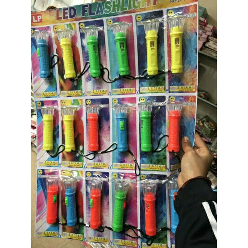 Vỉ 18 chiếc đèn pin to sẵn pin
