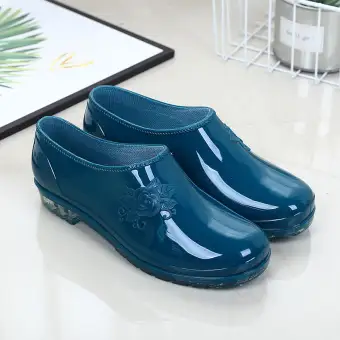 slip on water boots
