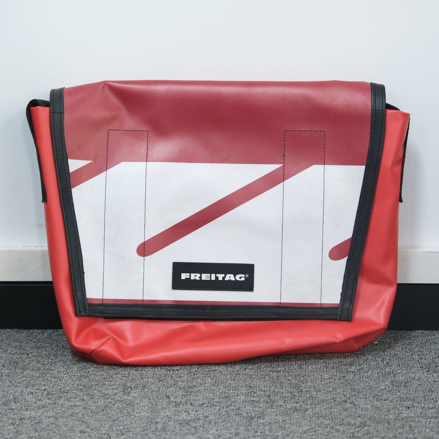 FREITAG F14 DEXTER シルバー/赤 FREITAG F14 DEXTER シルバー/赤 FREITAG 赤 ショルダーバッグ DEXTER