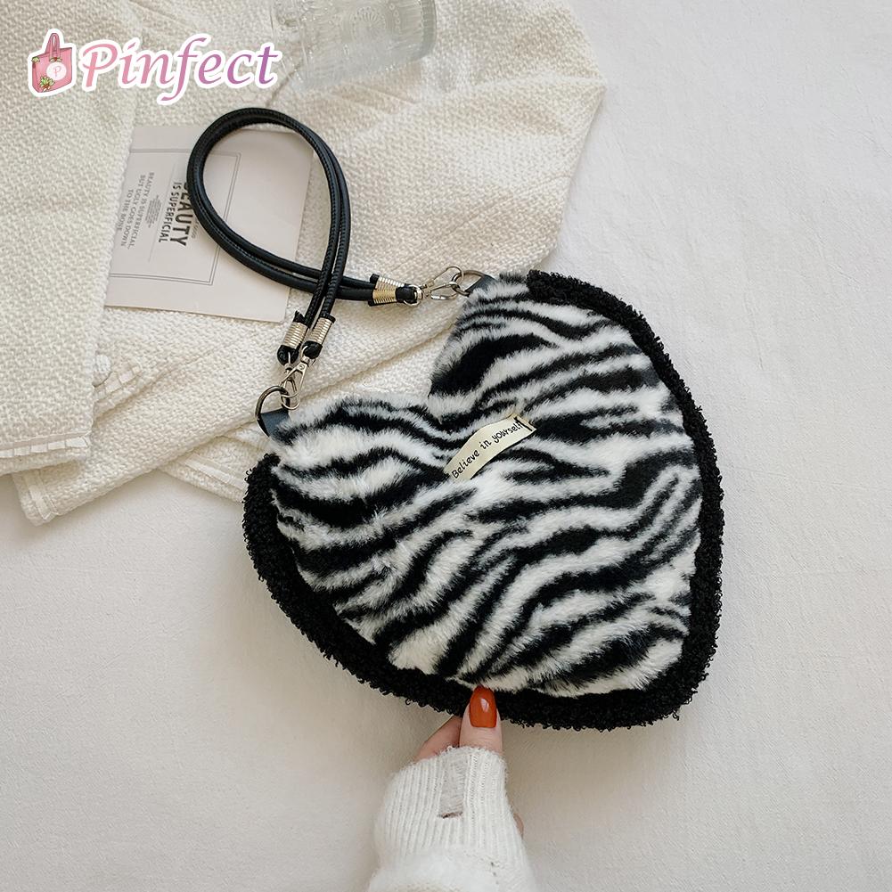 [Pinfect] Ig Trend Fashion Vintage Love Heart Shape Shoulder Bag Women Checkered Flower Pattern Fluffy Plush Crossbody Bag Handbag Street Casual Sling Bag for Women