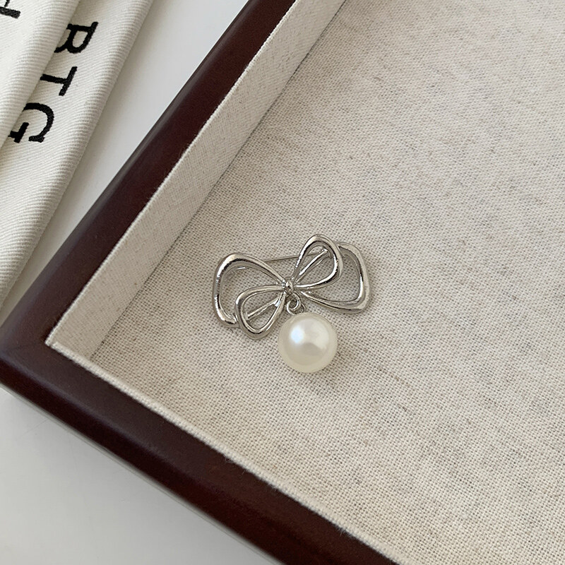 Pearl Bow Brooch Women's Anti-glare Buckle Waist Pin