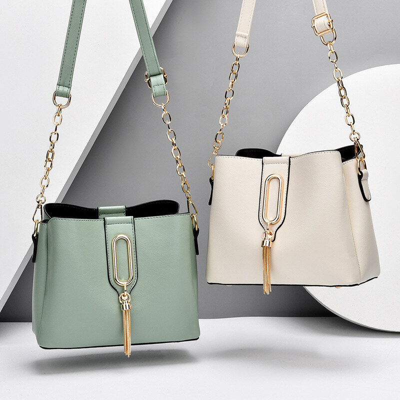 IELGY solid color chain tassel personalized one-shoulder messenger bag