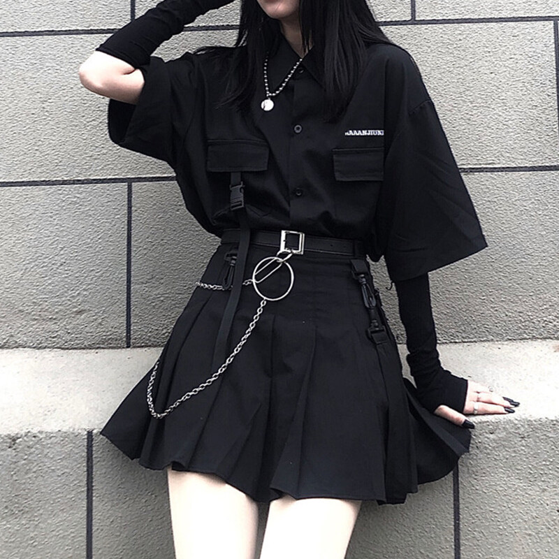 Bộ đồ màu đen đơn giản nhưng vô cùng mạnh mẽ và cá tính, chắc chắn sẽ làm nổi bật phong cách và tạo sự chú ý cho mọi cô nàng. Hãy cùng đắm mình trong những bộ đồ màu đen cuốn hút và ấn tượng!