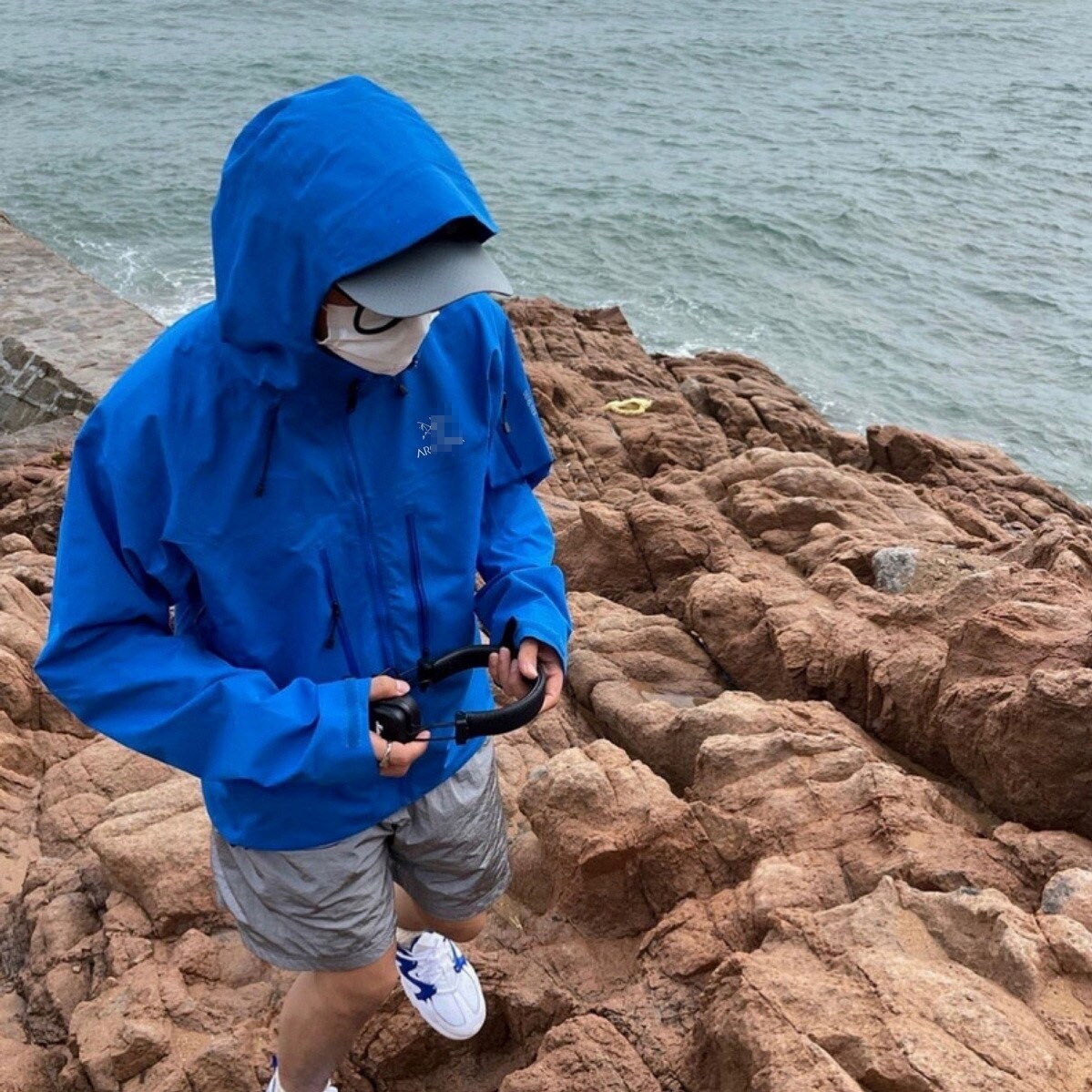 ㍿▧✳ ARCTERYX high version hard shell Alpha 6th generation SV with underarm zipper printing full pressure glue windproof waterproof jacket
