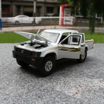 toyota hilux diecast model