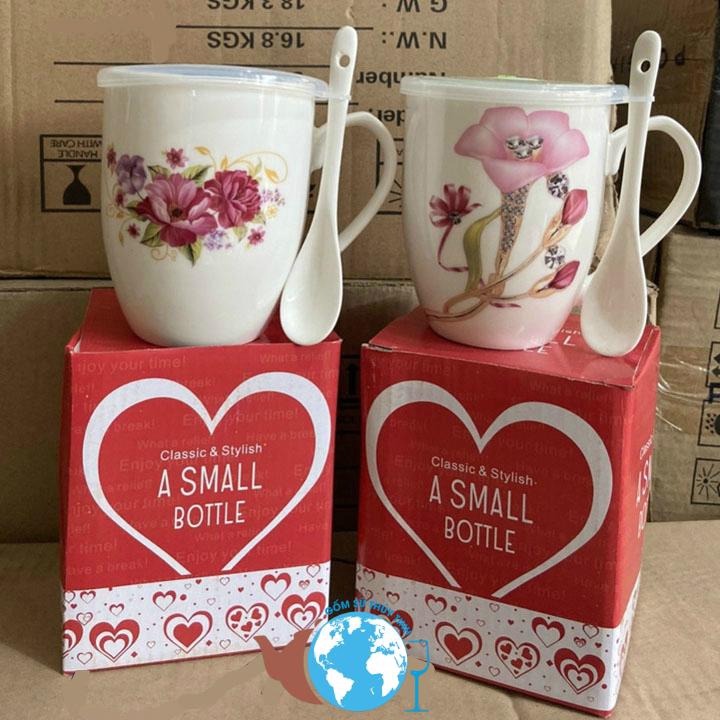 Ly sứ uống nước có quai cầm kèm nắp tặng kèm muỗng sứ - Bộ ly sứ kèm muỗng làm quà tặng - màu ngẫu nhiên