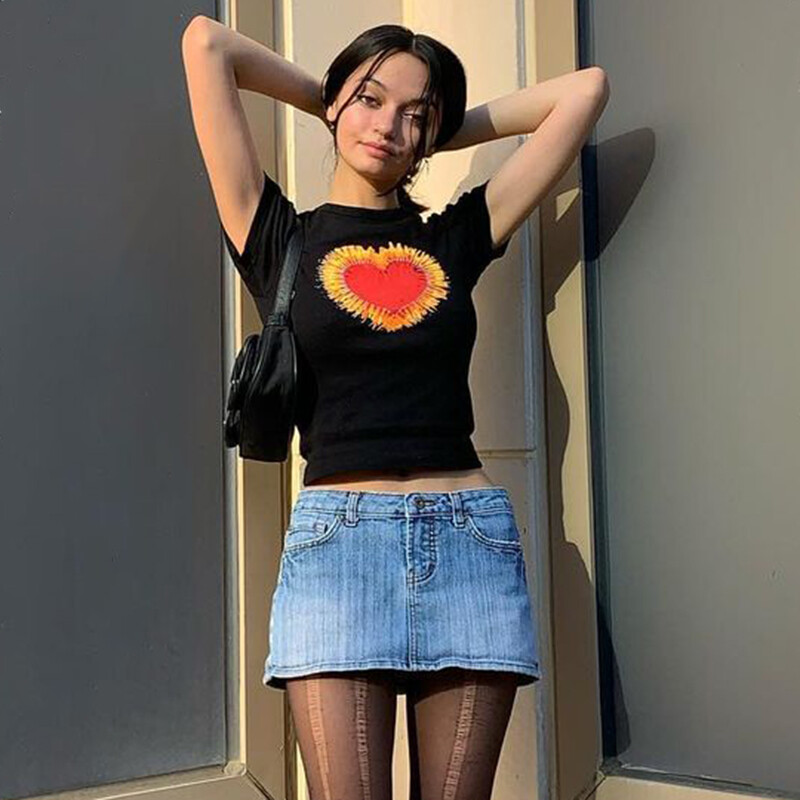 Heart Graphic Black T-shirts 90s Vintage Cute O-neck Short Sleeve Slim Fit Cropped Tops E-girl Fashion Outfits Streetwear