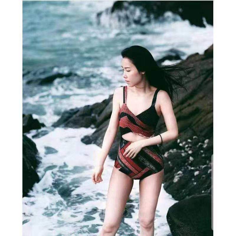 The new swimsuit is feminine, slim and covers the belly, and the back is fashionable, and the pattern is conservative, and the bikini is conservative