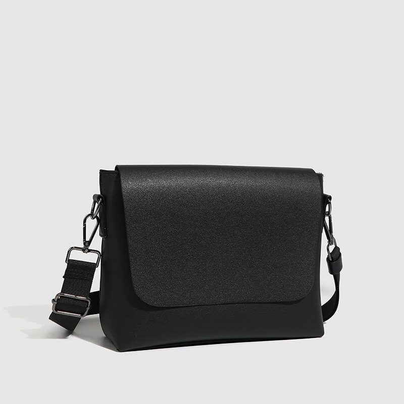 IELGY men's light and versatile simple and personalized messenger bag