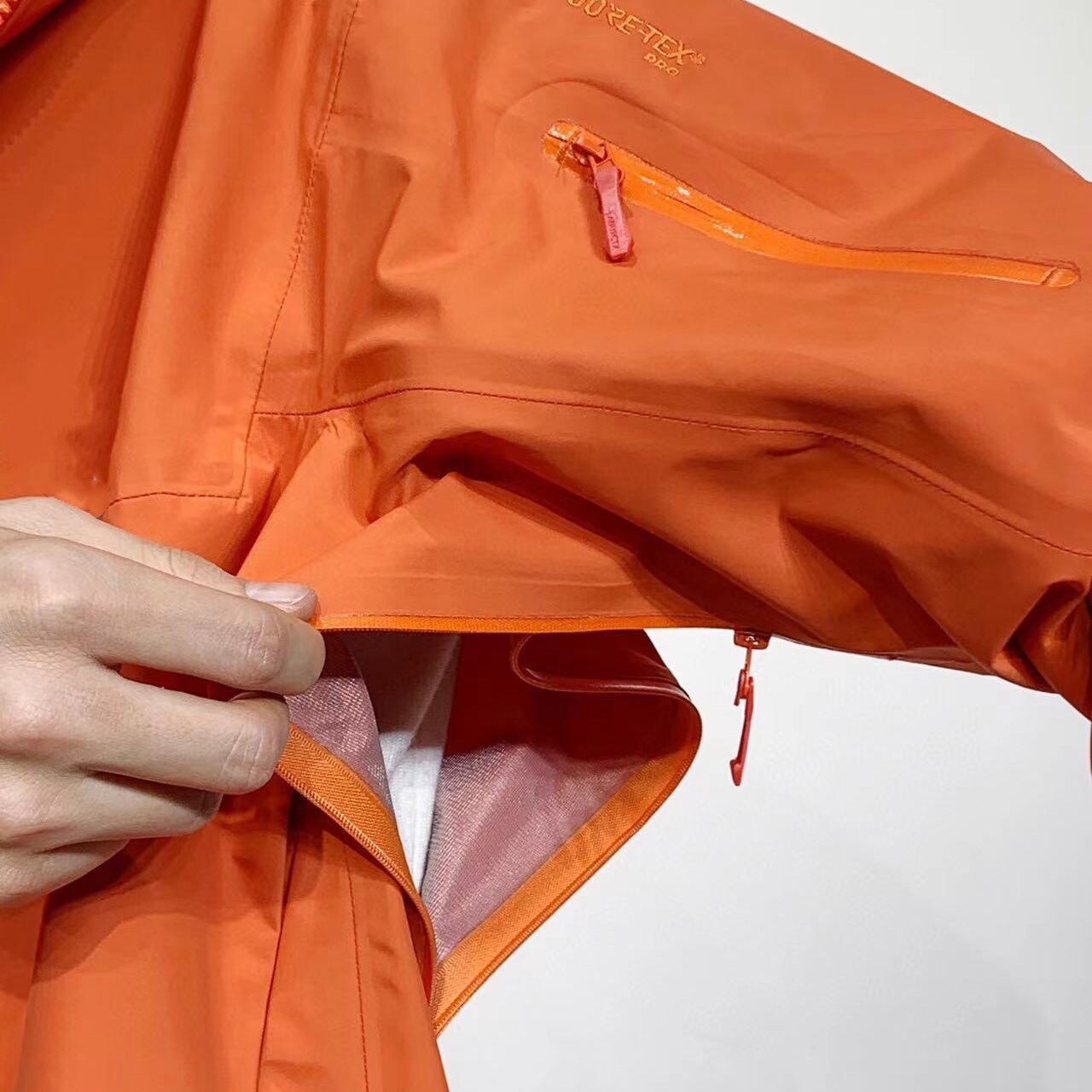 ㍿▧✳ ARCTERYX high version hard shell Alpha 6th generation SV with underarm zipper printing full pressure glue windproof waterproof jacket