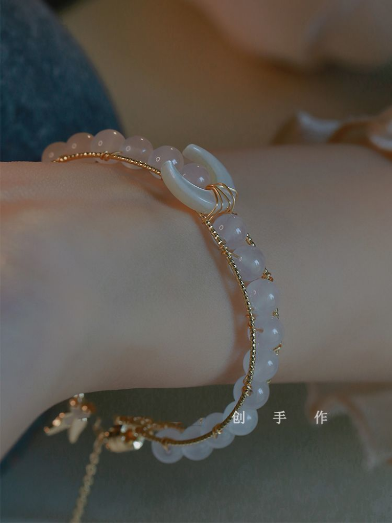 Vòng Tay Ngọc Bích Mặt Trăng Đính Hạt Ngọc Bích Với Mặt Dây Chuyền Hình Bướm Cho Nữ