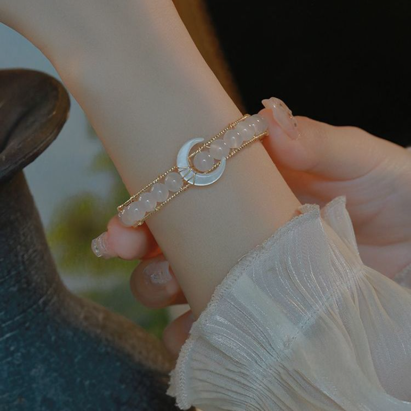 Vòng Tay Ngọc Bích Mặt Trăng Đính Hạt Ngọc Bích Với Mặt Dây Chuyền Hình Bướm Cho Nữ