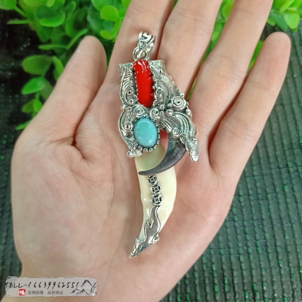 Natural Tibetan silver inlaid wolf dog tooth claw pendant wolf Hook Pendant with ditch fire touch Gold Charm touch gold school Captain