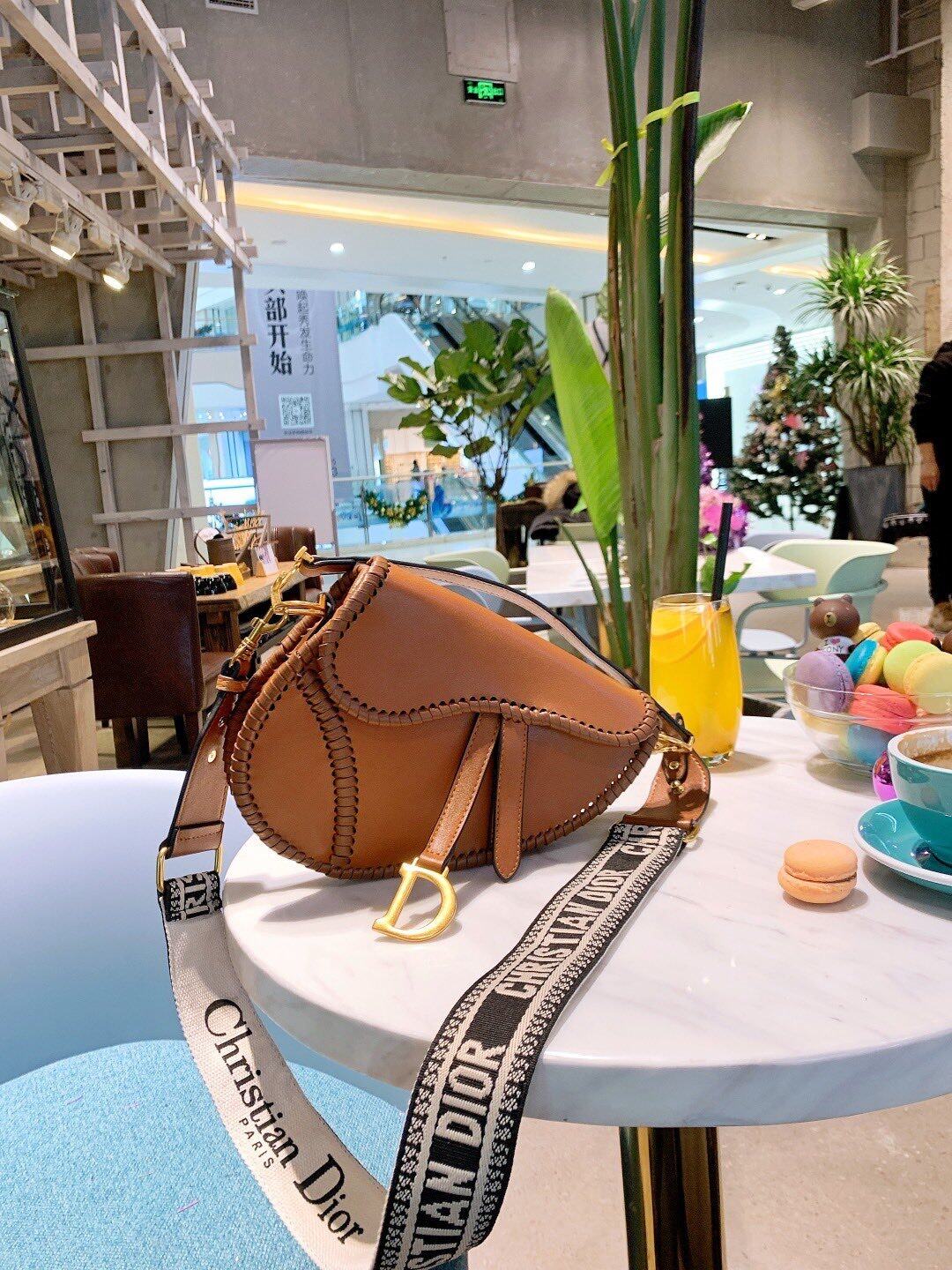 MT360 Baru Dior_bag Tas Sepatu Kuda Bersih Merah Ledakan Model Bahan Mentah Impor Otentik Peralatan Urban Gaya Modis Kapasitas Besar pembohong Canggih Gadis Pilihan Tempat