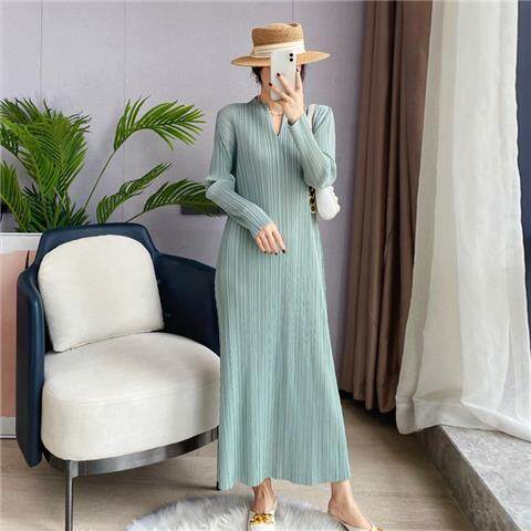 High end pleated dress, women's long sleeved dress, 2023 autumn new high-end V-neck bottomed skirt, slim fit, slim temperament, long dress, banquet party dress, dress