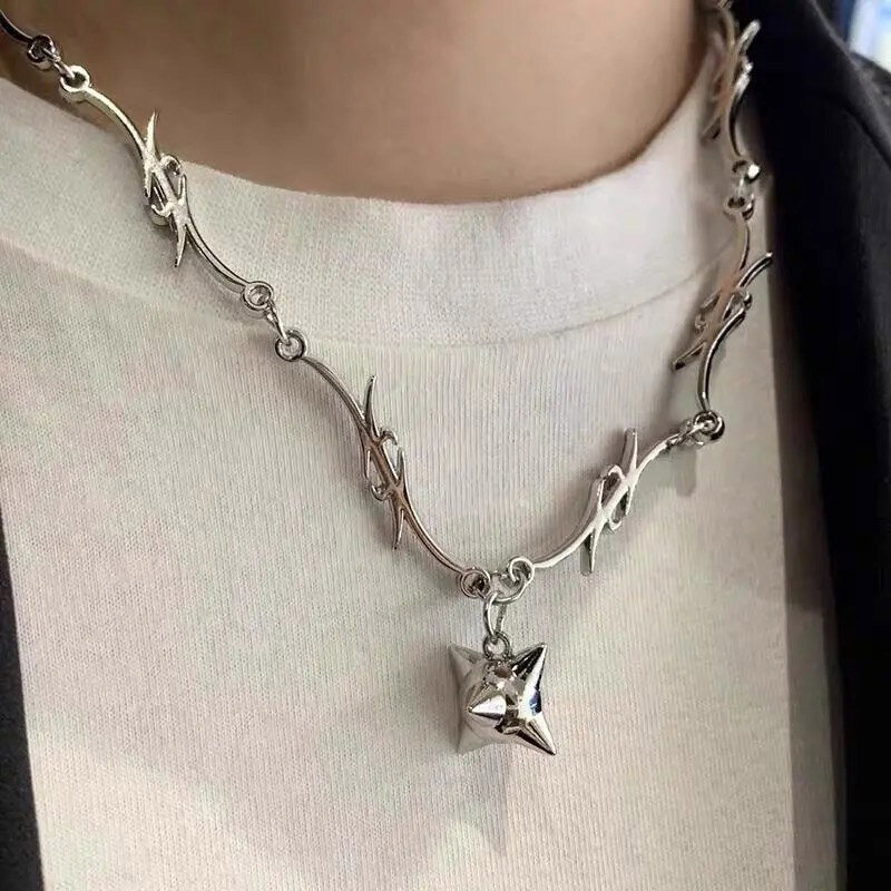 Spider Pendant Necklace for Women Men Punk Splice Beaded Necklace Clavicle Chain Gothic Personality Cool Girls Necklace Jewelry Gift