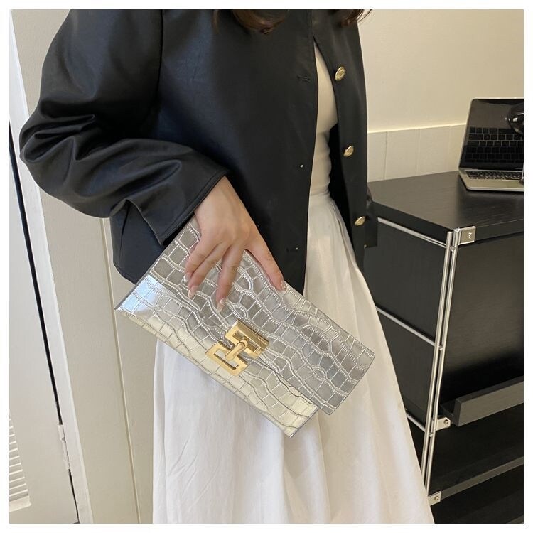 2023 new tide contracted arm in arm package dinner bag fashion contracted envelope bag handbag in hand hand carry bag