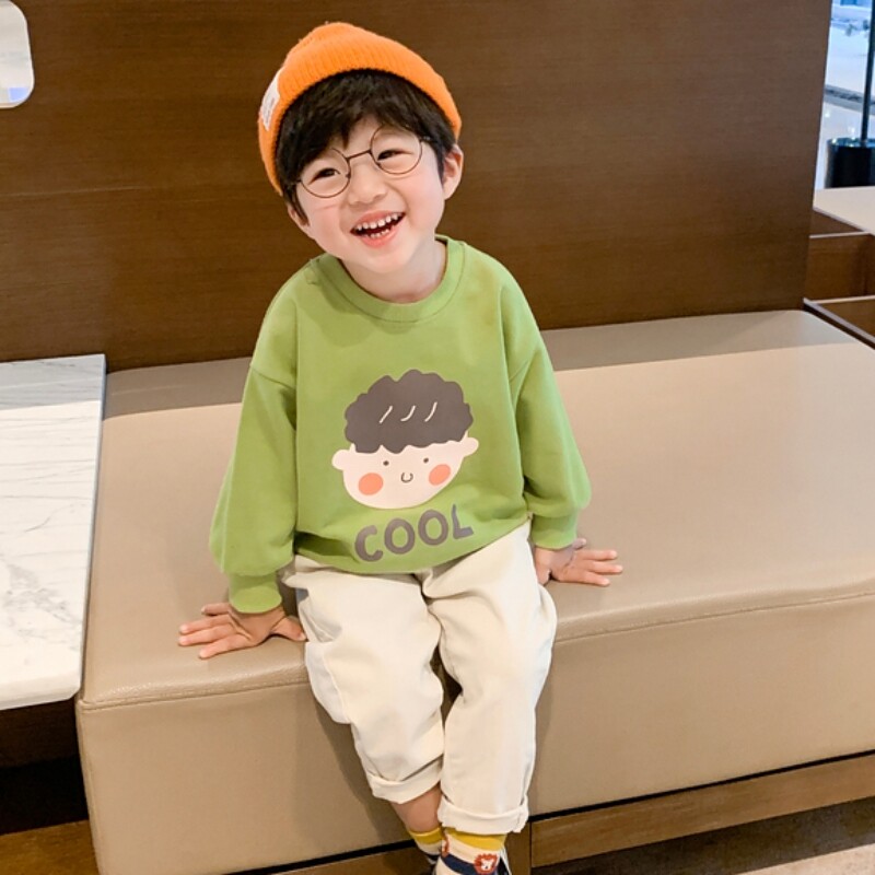 Bé trai in hoạt hình áo có mũ mỏng
