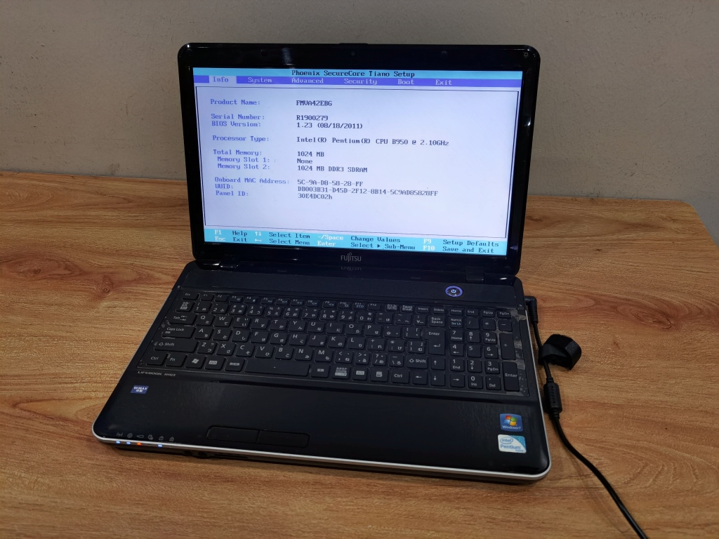 FUJITSU LIFEBOOK AH42/M Pentium 3556U 1.7GHz/4GB/750GB/DVDRW/15 