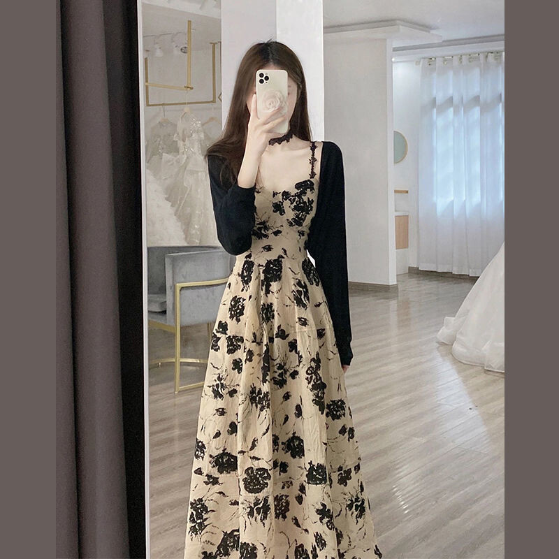 Đầm cổ yếm in màu đen với khăn choàng mỏng