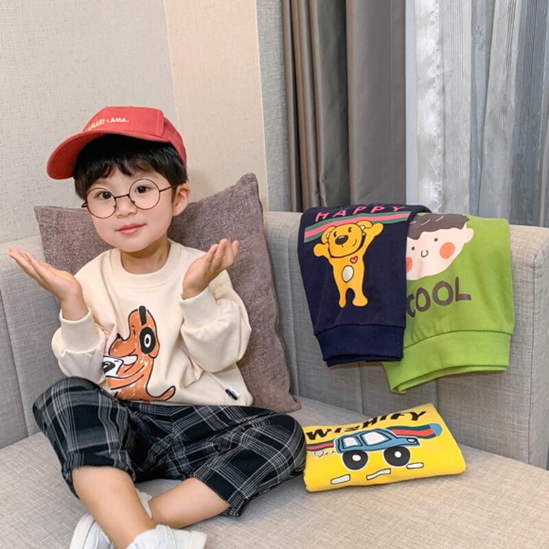 Bé trai in hoạt hình áo có mũ mỏng
