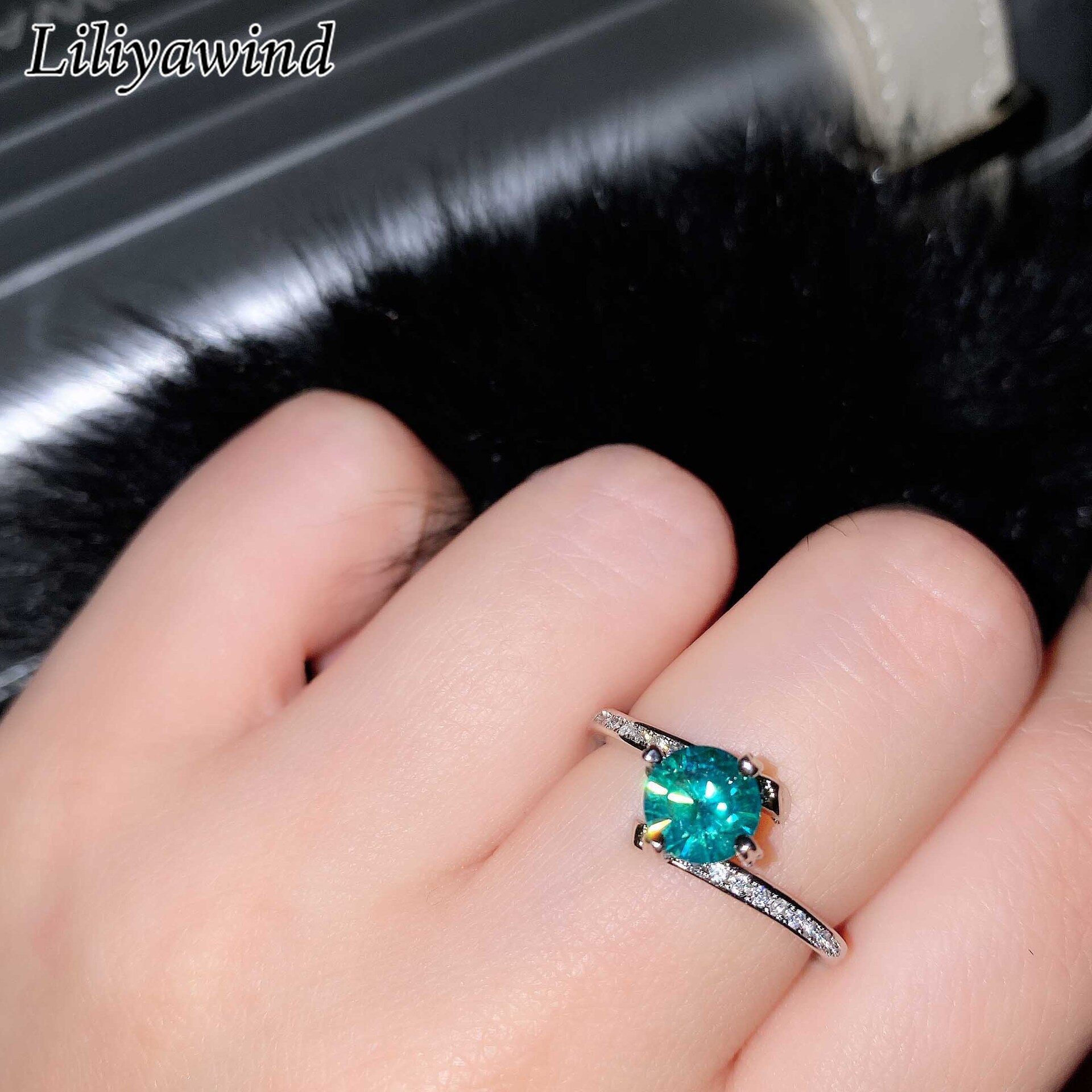 Liliya Luxury Shiny Blue Emerald Green 2 Carat Diamond Round Woman Ring for Wedding Engagement Party