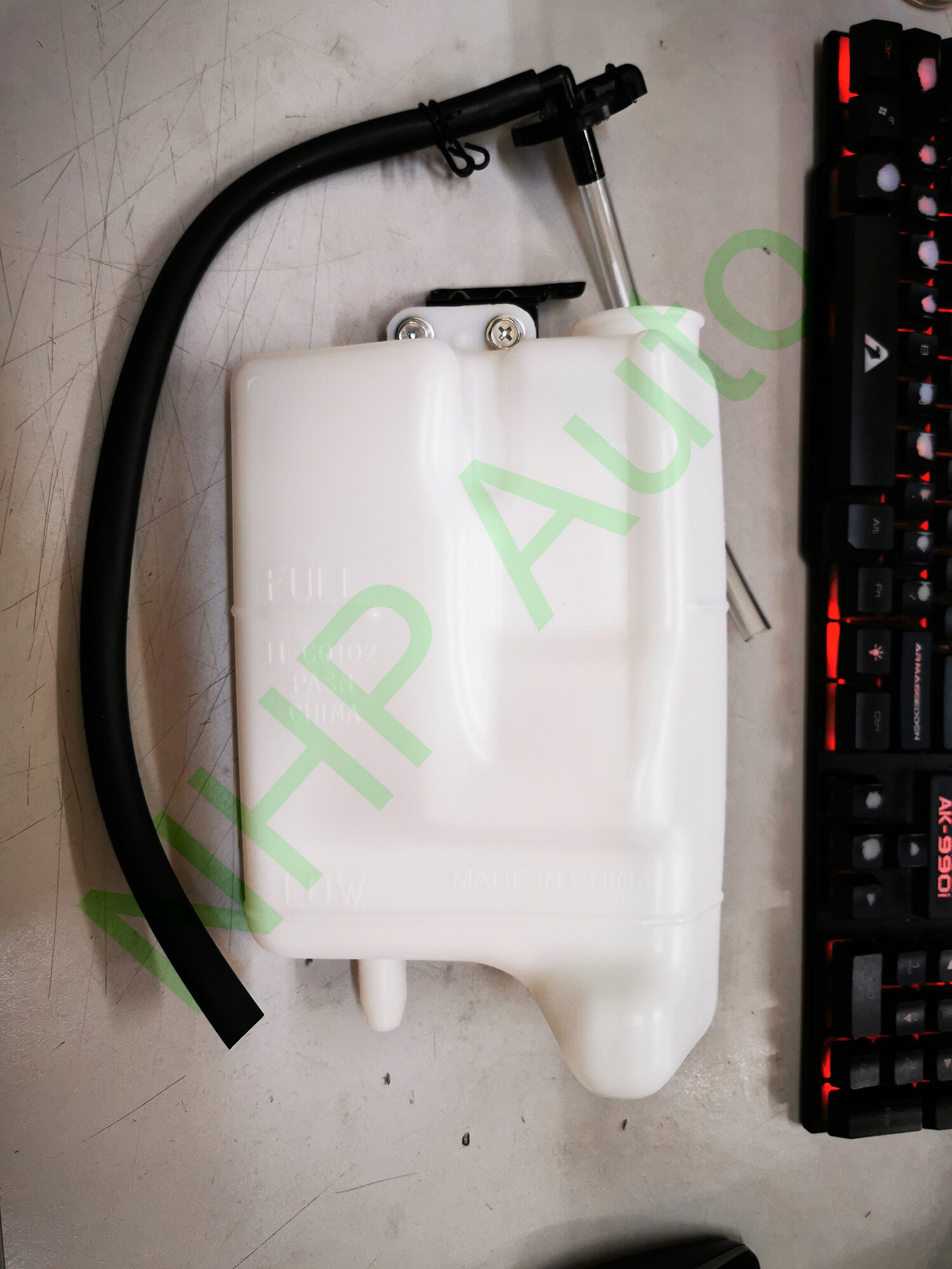 TOYOTA HILUX LN106 (1992) RADIATOR SPARE TANK / RESERVOIR WITH CAP Lazada
