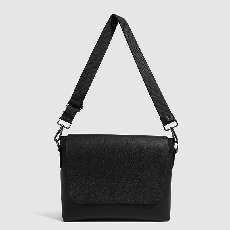 IELGY men's light and versatile simple and personalized messenger bag