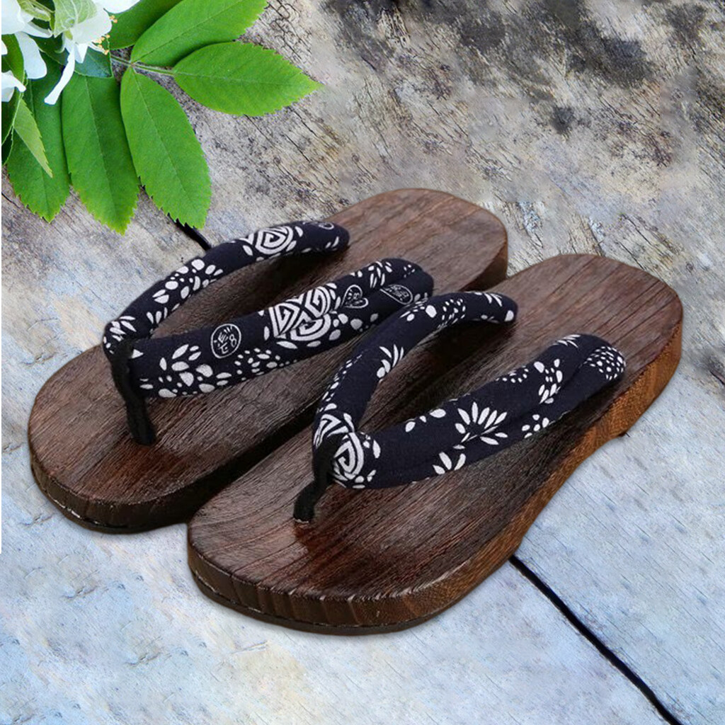 Women feet wearing geta, traditional japanese wooden sandals, Kyoto, Japan,  Asia Stock Photo - Alamy