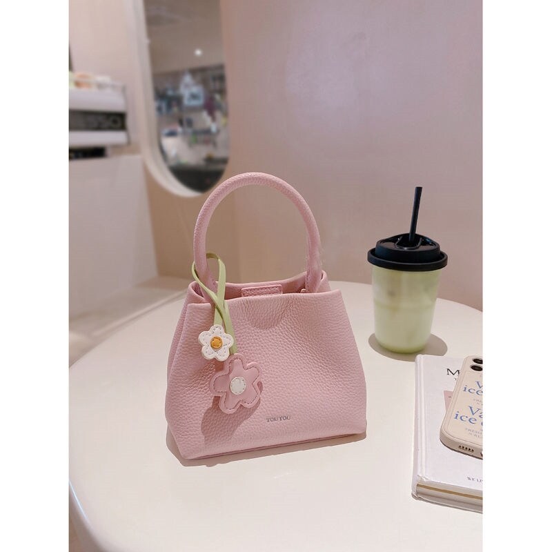 Cute little girl in the summer of 2023 the new fresh bag all the joker flower basket bucket bag one shoulder tote bags