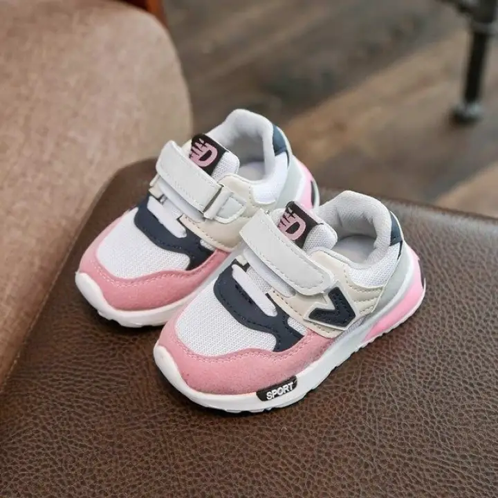 children sports shoes