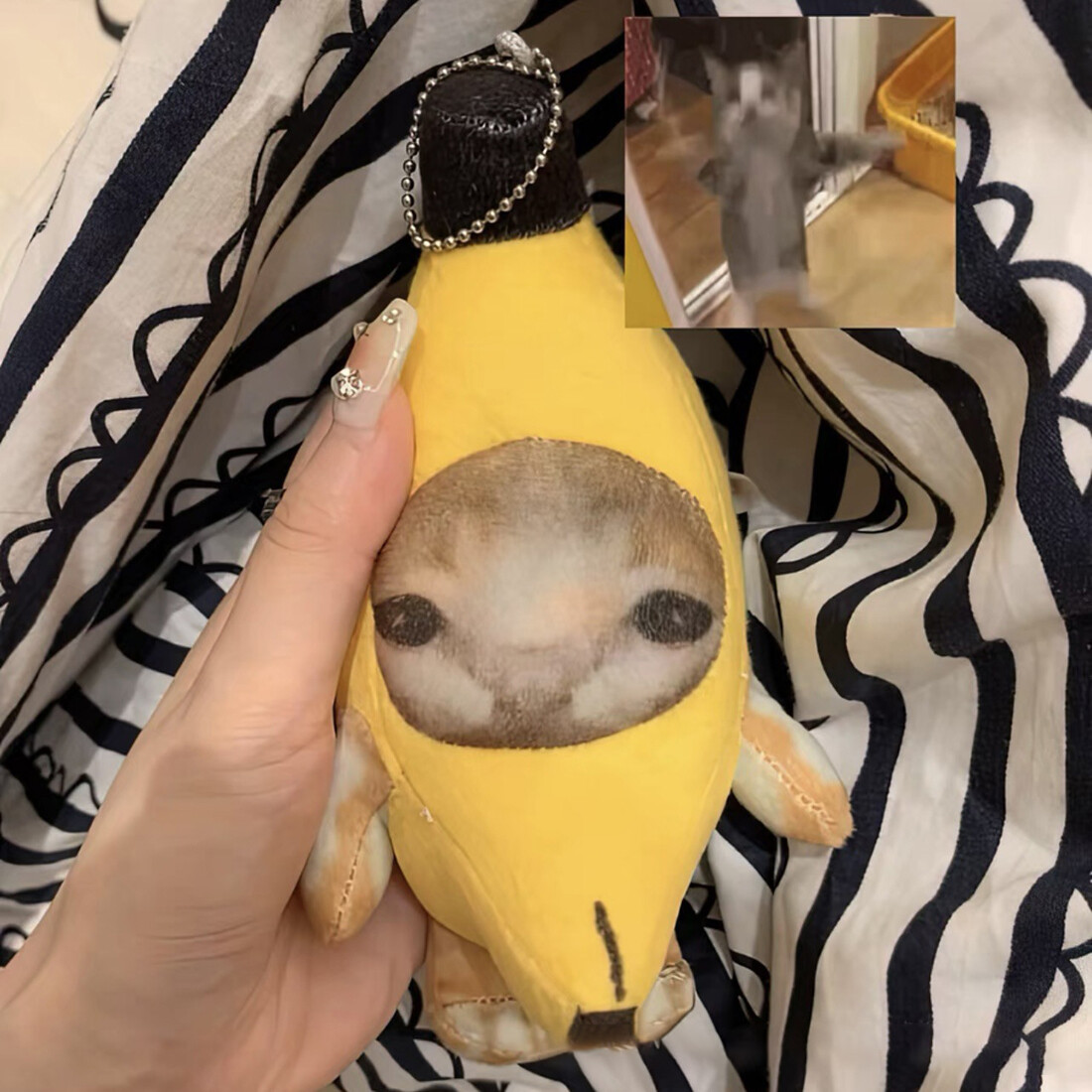 Crying Banana Cat Plush Doll Keychain With Sound Music Cartoon Cute Doll Pendant Keychain Kid Children Student Stuffed Dolls Christmas Halloween New Year Gift