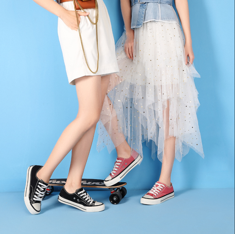 Lạc Đà Nữ Giày Vải